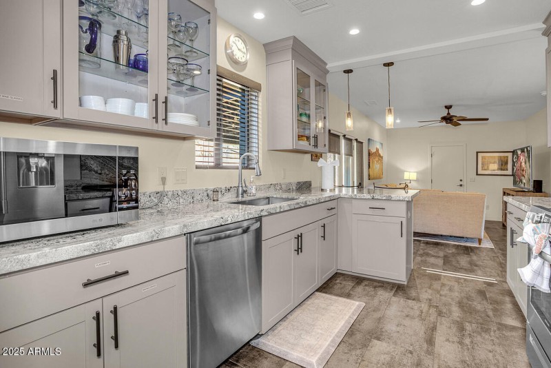 HK5A7872-w-pic-in-tv