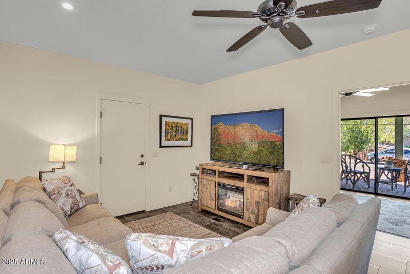 HK5A7953-w-pic-in-tv