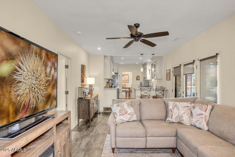 HK5A7983-w-pic-in-tv