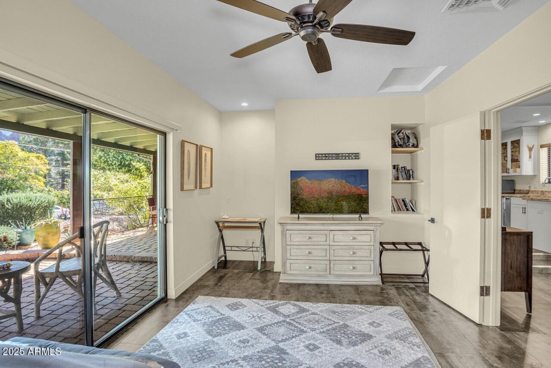 HK5A8010-w-pic-in-tv