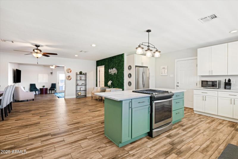 2126 W Cambridge Ave