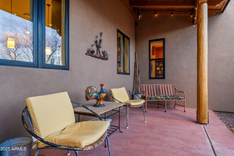 Front patio/courtyard