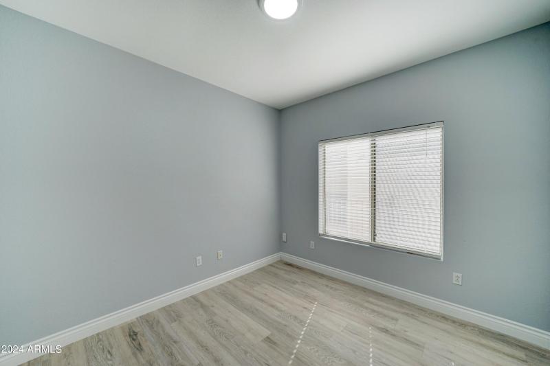 16457 W Rock Springs Ln-12