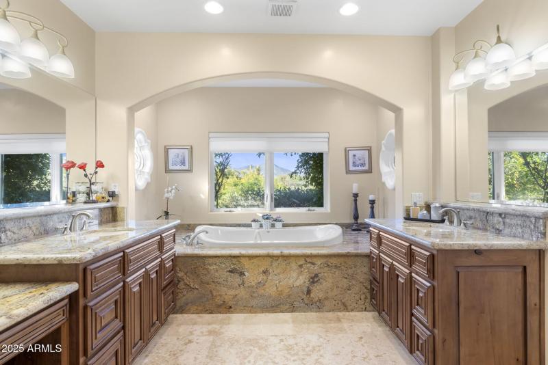 Dual Vanities & Tub w/Mtnviews