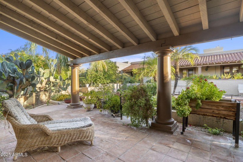 Crossover from Main to Guesthouse