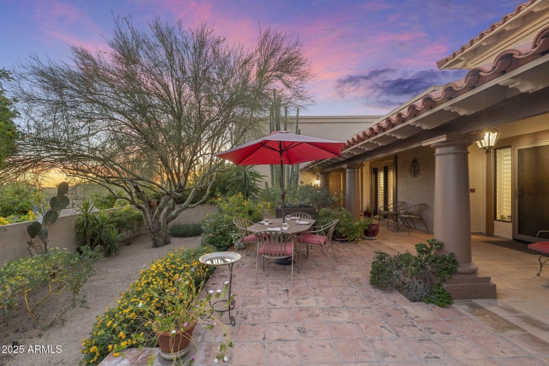 Front Courtyard/Patio!
