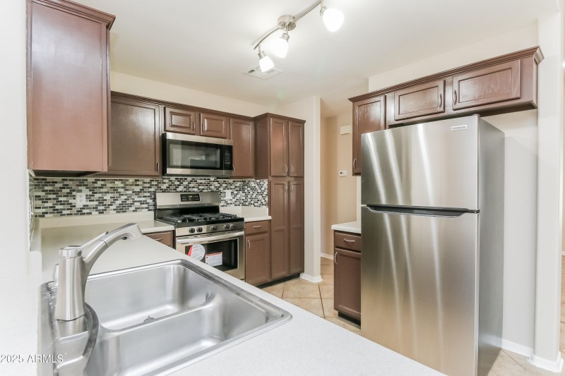 1007815.8658 E Capri AVE - Kitchen_1