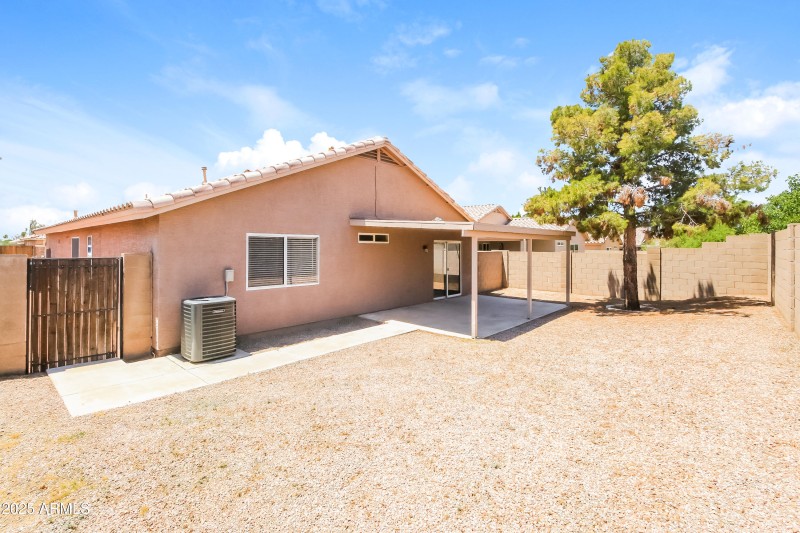 1007815.8658 E Capri AVE - Rear View