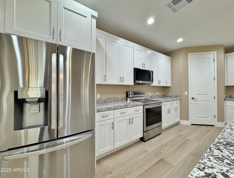 Kitchen/stainless steel appliances