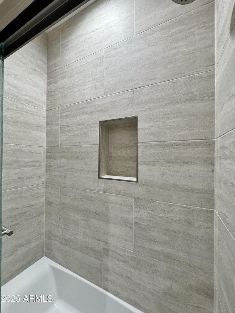 Tile surround tub/shower