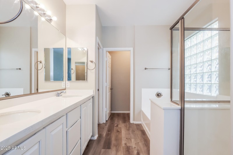 013-photo-main-bathroom-14878183