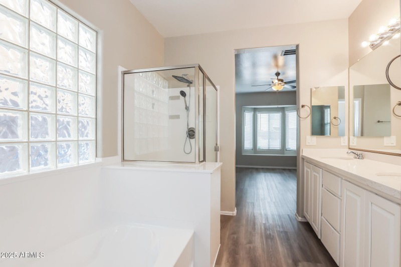 014-photo-main-bathroom-14878184