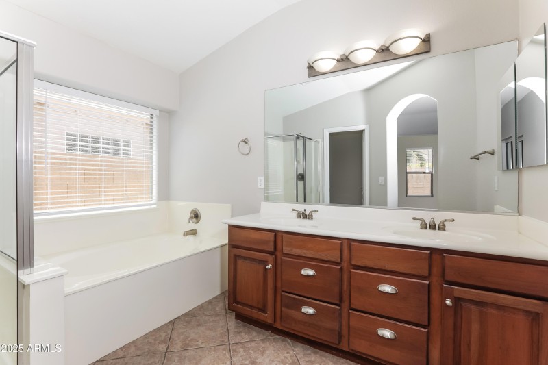 1007764.42012 W COLBY DR - Main Bathroom