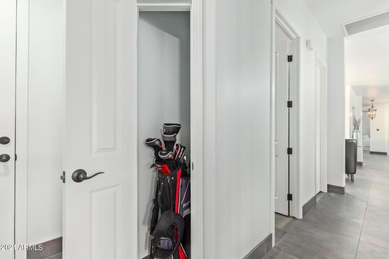 GOLF CLUB CLOSET