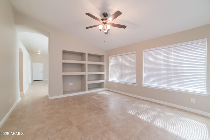 1013818.7856 W SAN MIGUEL AVE - Family R