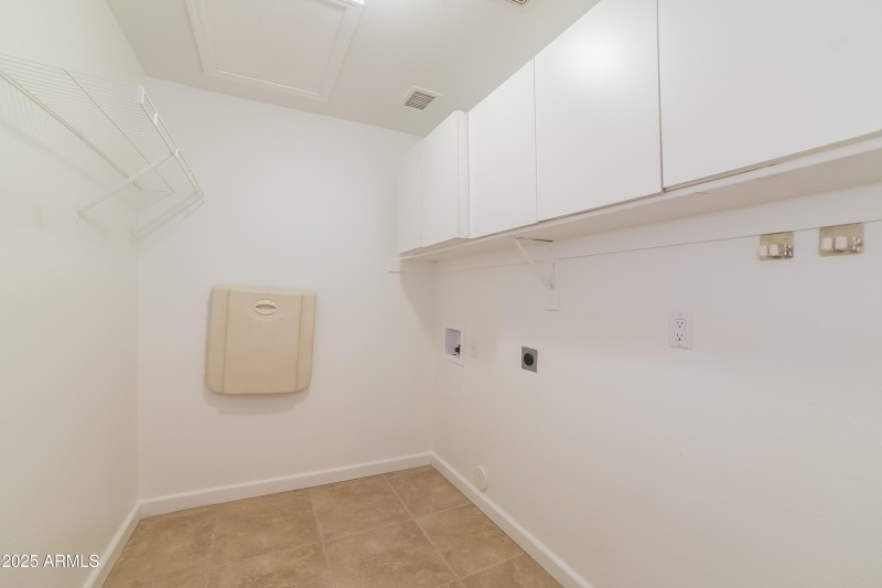 1013818.7856 W SAN MIGUEL AVE - Laundry