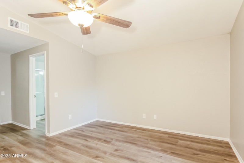 007-photo-main-bedroom-11655069