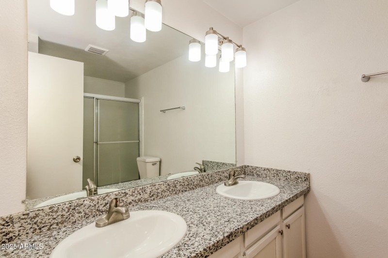 008-photo-main-bathroom-11655071