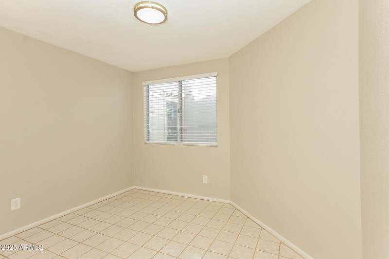 009-photo-bedroom-11655058