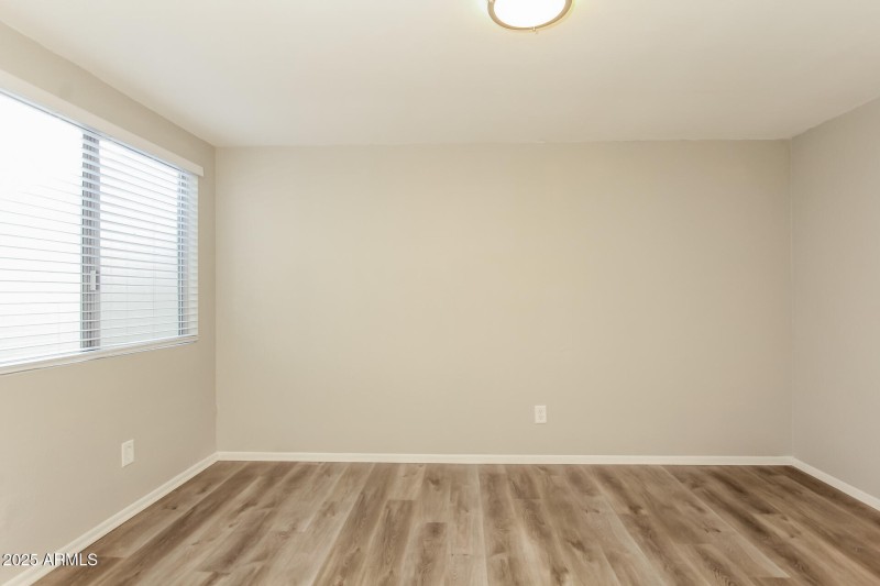 011-photo-bedroom-11655060