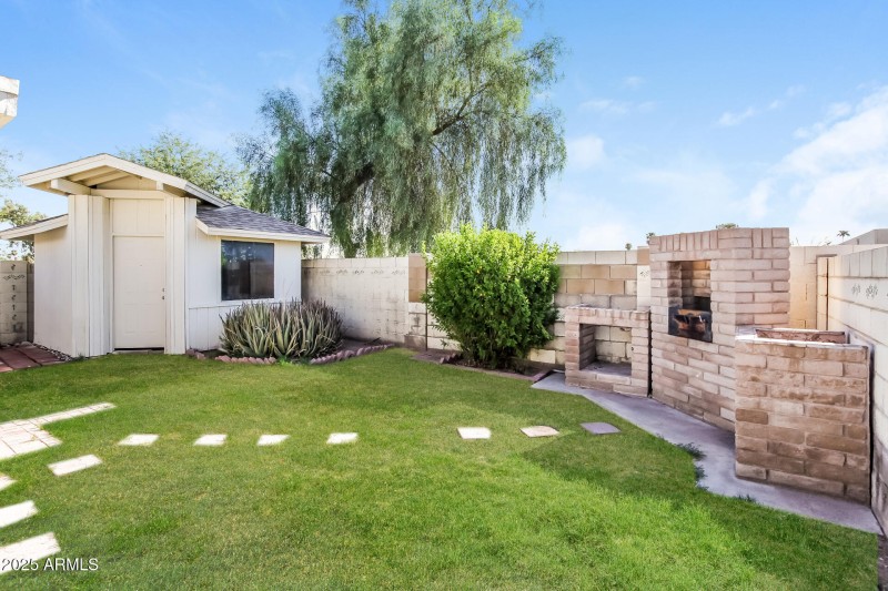 014-photo-rear-view-11664643