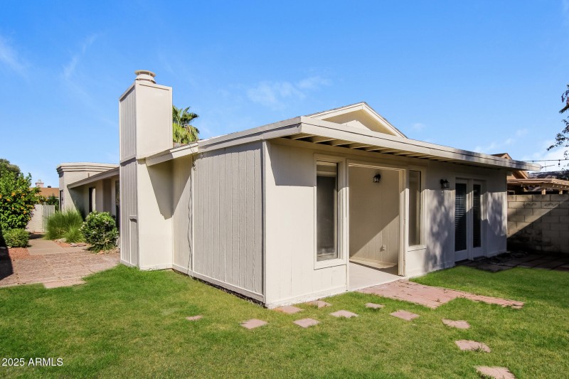 015-photo-rear-view-11664644