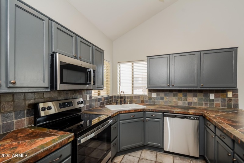 1014054.12924 W ASH ST - Kitchen