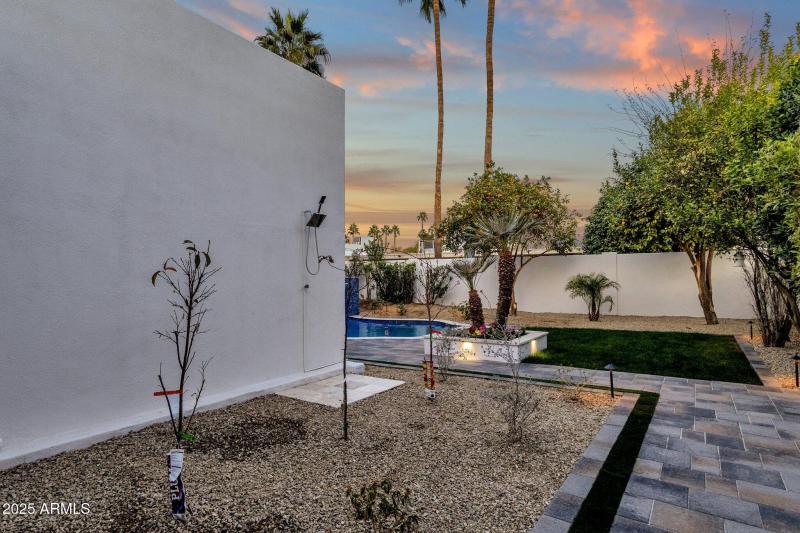 80-web-or-mls-8713-n-80th-pl