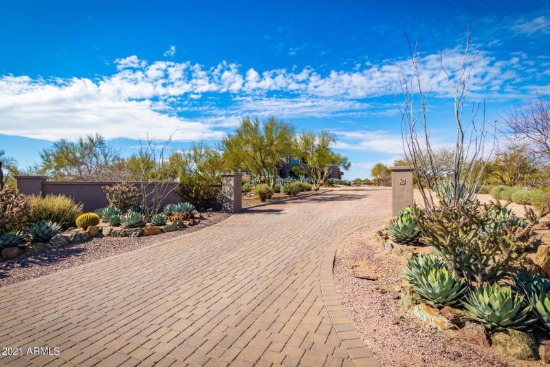 2.8 AC LOT, LONG DRIVEWAY