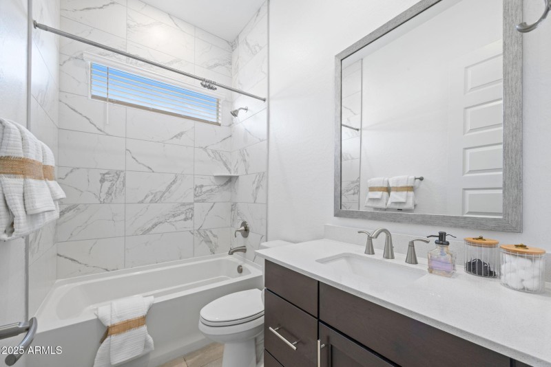 En-suite Bath Guest Bedroom