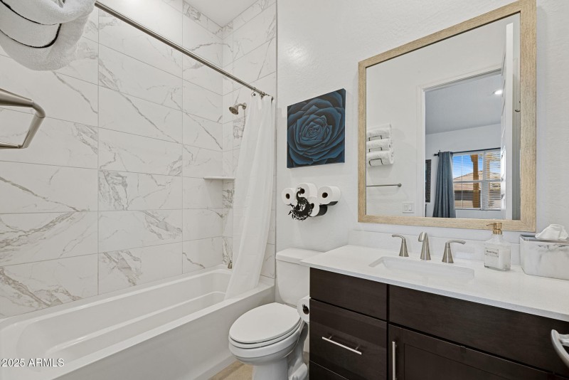 En-suite Bath Guest Bedroom