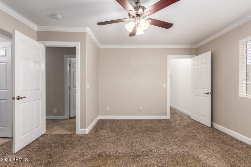 Primary bedroom w/ walk in closet