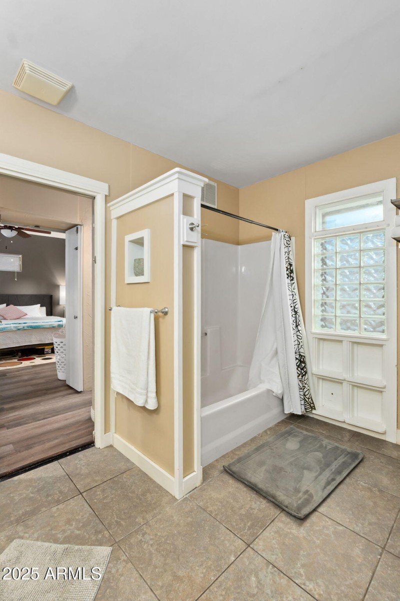 22-web-or-mls-9626 N 1st Ave - MLS Image