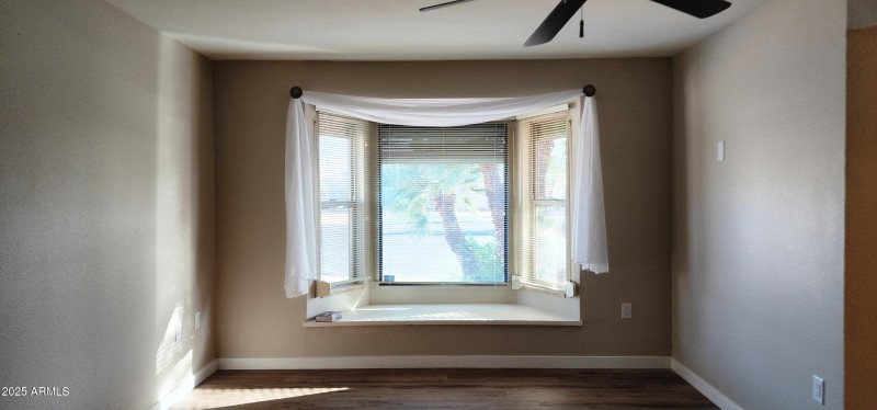 BAY WINDOW WITH COZY SITTING