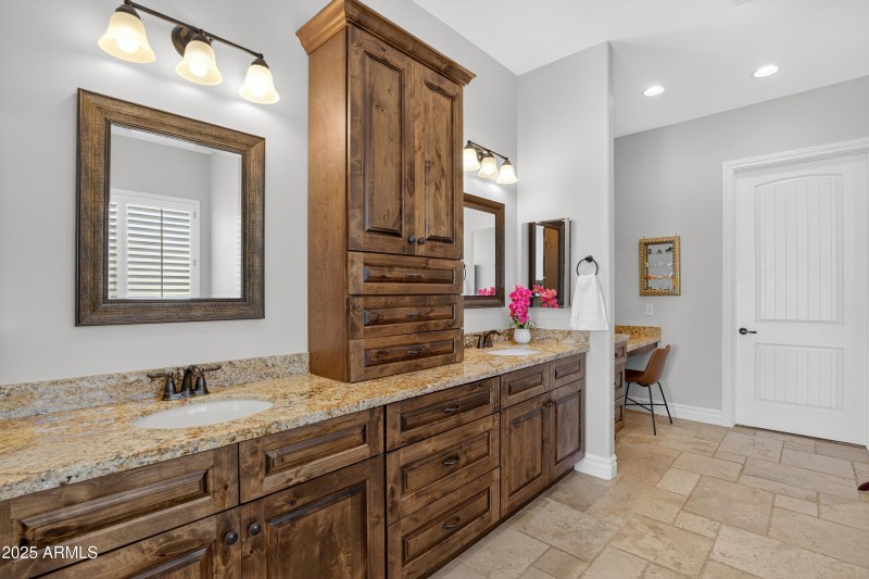 Dual Sinks in Primary Bath