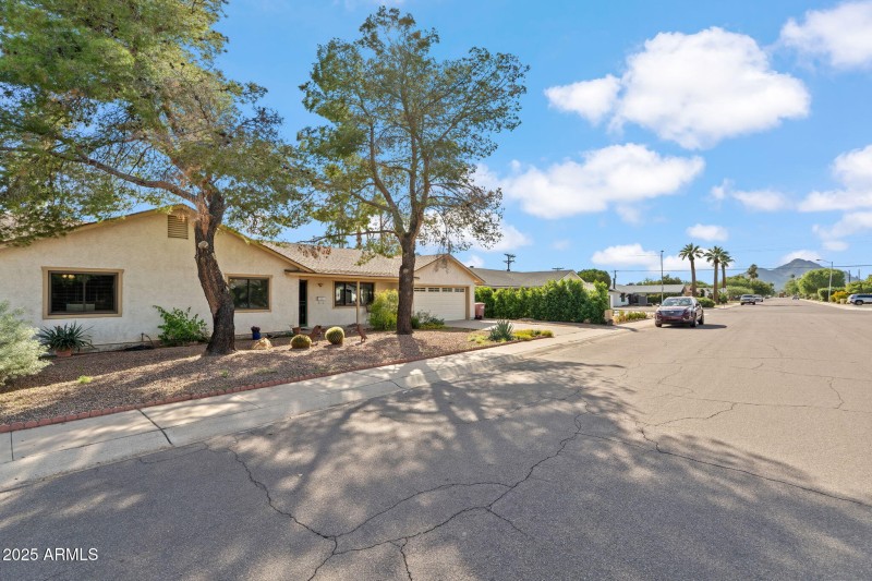 CAMELBACK MOUNTAIN IN BACKGROUND