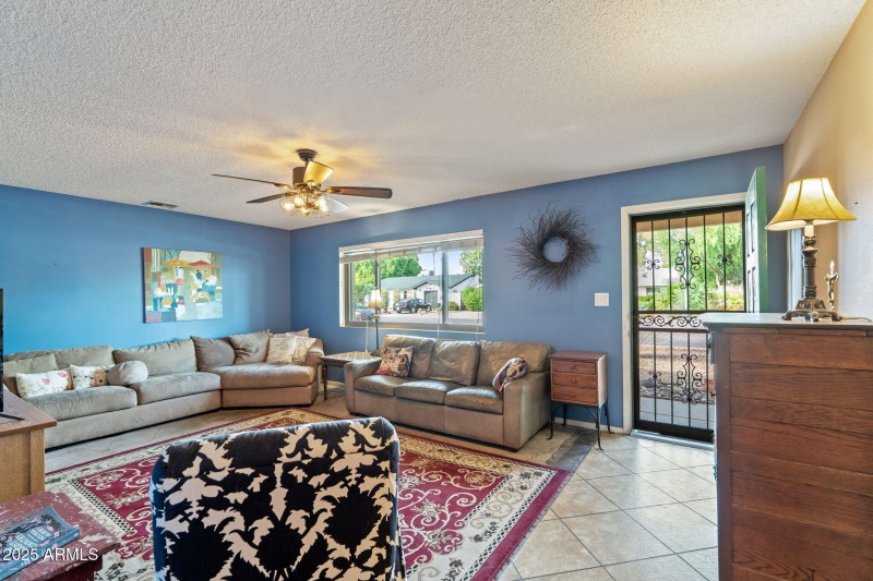 SPACIOUS LIVING ROOM