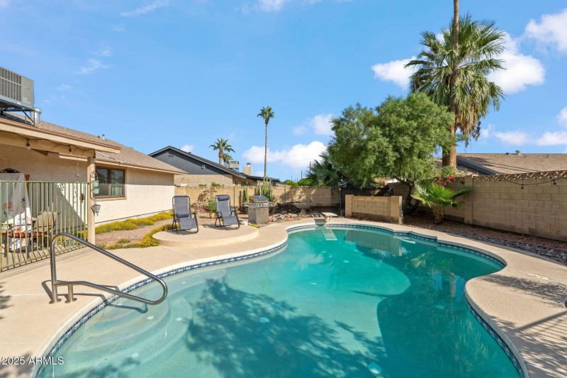 SPARKLING POOL & LARGE LOT SIZE!