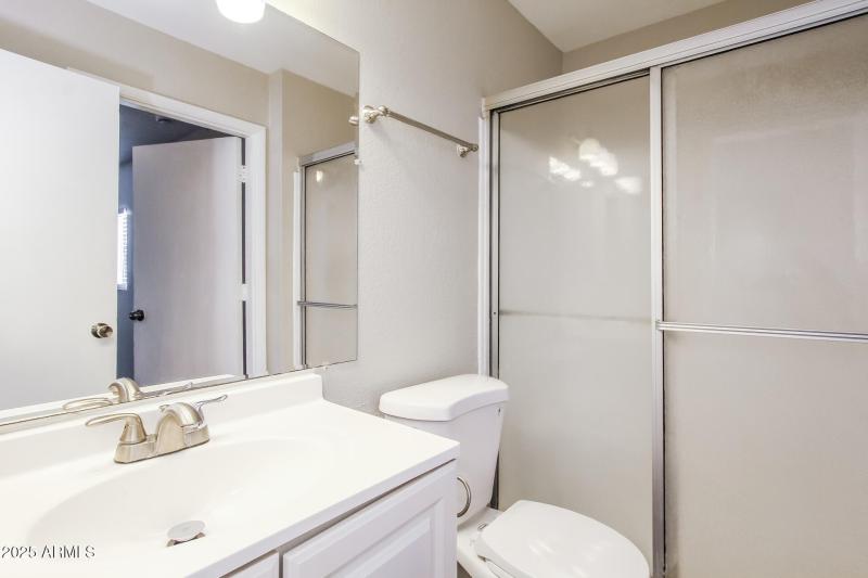 009-photo-main-bedroom-14773685