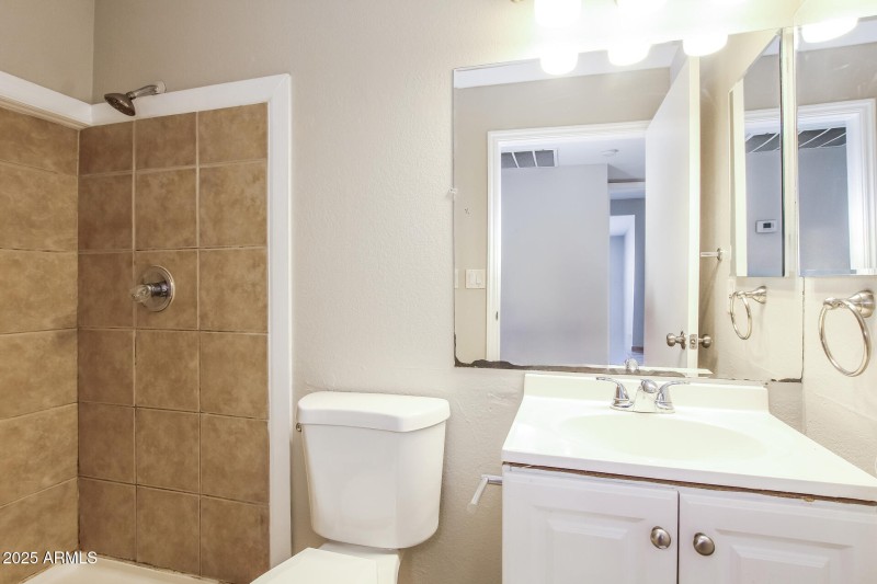 017-photo-bathroom-14773701