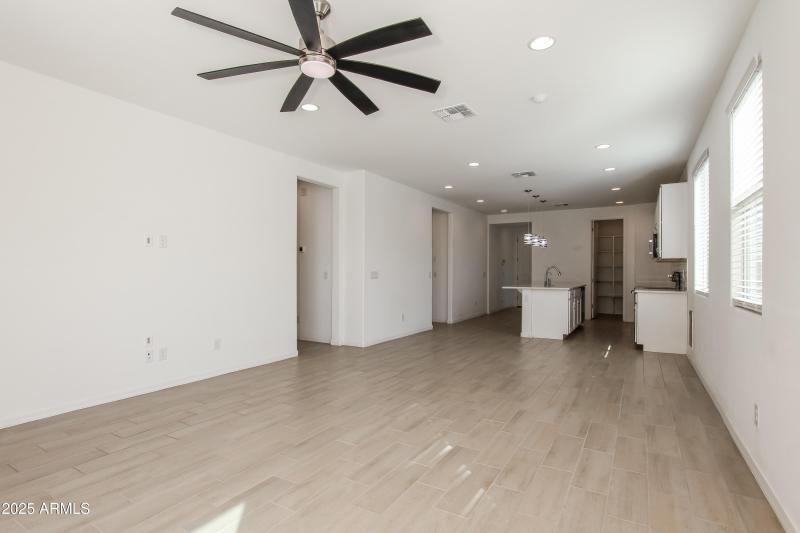 4-photo-Dining-Room-464eaebc-7060-47a8-a