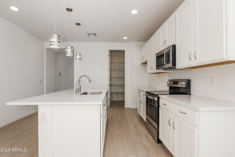 7-photo-Kitchen-4d268495-a2b5-4415-aaf5-