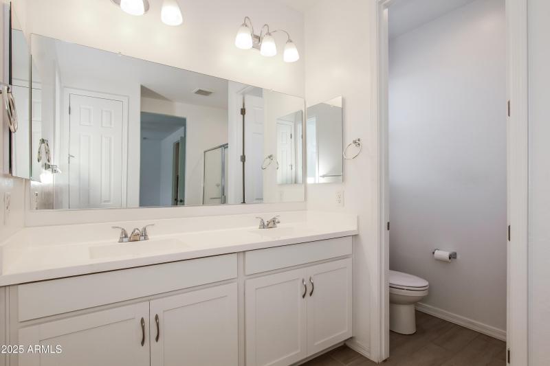 10-photo-Main-Bathroom-42cba5b4-02e6-406