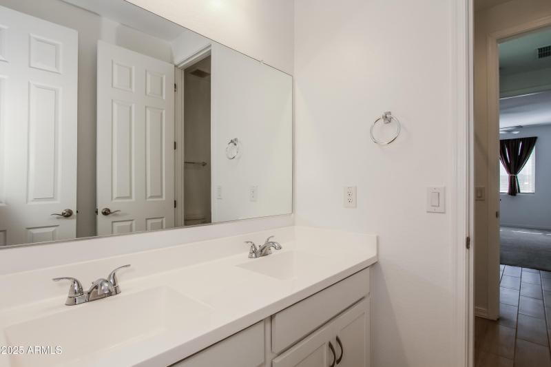 11-photo-Main-Bathroom-dac781f8-5114-47e