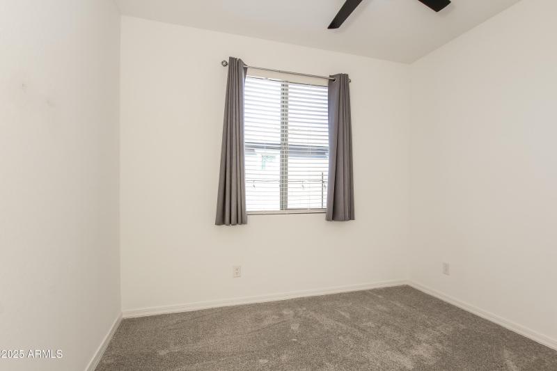 12-photo-Bedroom-4b3d4101-8207-4283-af77