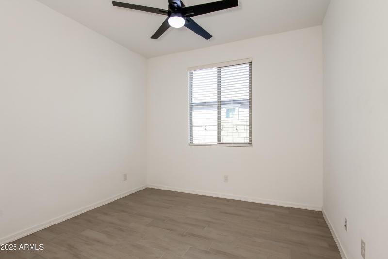 14-photo-Bedroom-6a83990a-39ba-4faa-a8a3