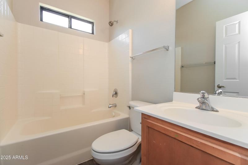 1017535.2232 E GREENLEE AVE - Bathroom