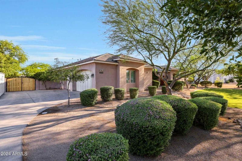 3 car garage w/rv gate