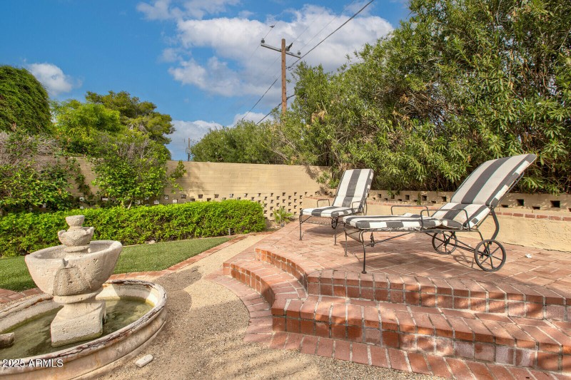 backyard w/ fountain