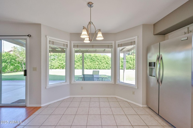 BAY WINDOW TO ENJOY THE PRIVATE LUSH GRE